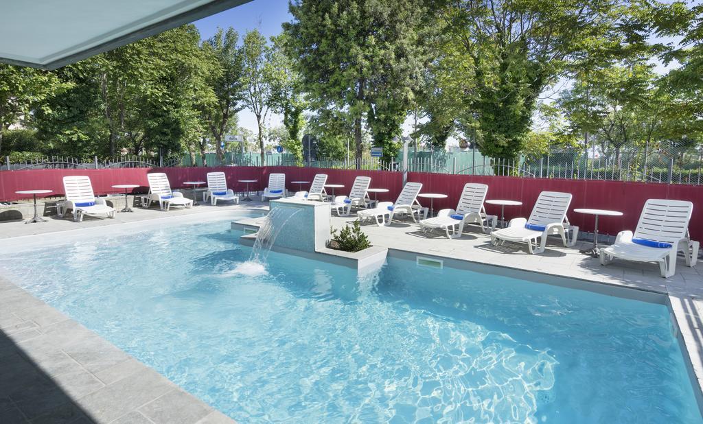 Hotel Bikini リミニ エクステリア 写真
